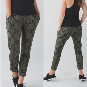 Lululemon Jet Crop (Slim) *Luxtreme - green snakeskin print. Sz 4 -No Size Dot,
